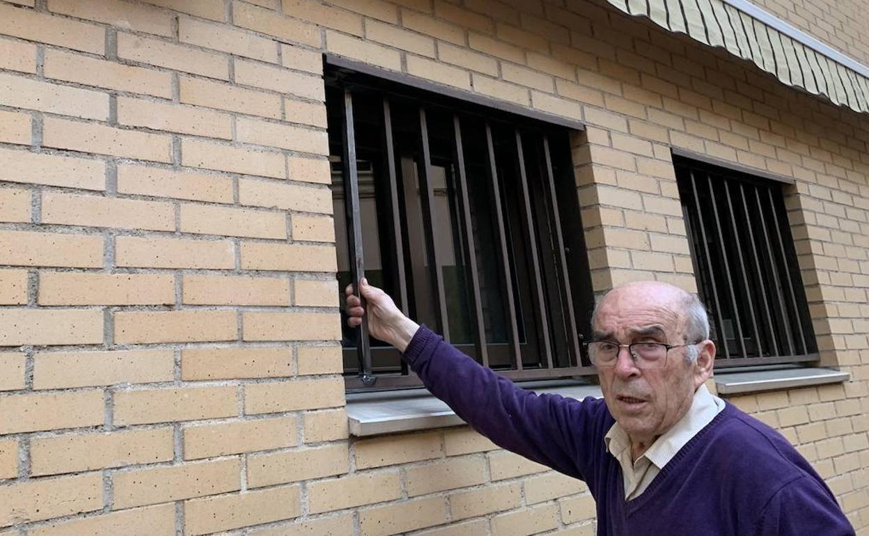 Miguel Rodríguez, hostelero, en la ventana que forzaron los ladrones. 