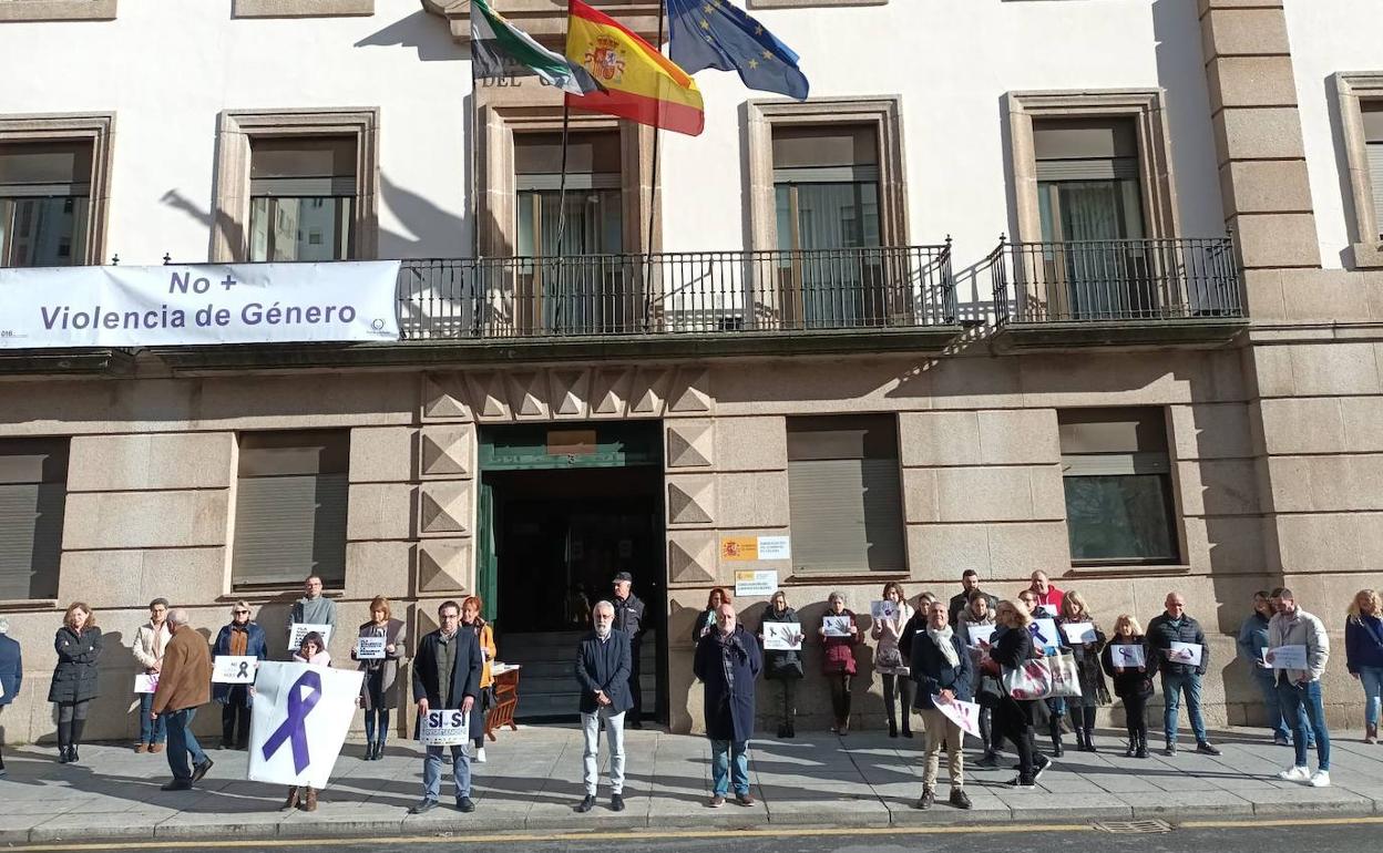 Minuto de silencio a las puertas de la Subdelegación del Gobierno en Cáceres. 