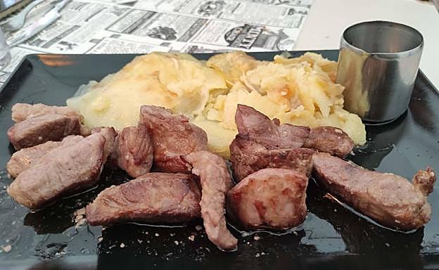 Imagen principal - Carne y dos ensaladas.