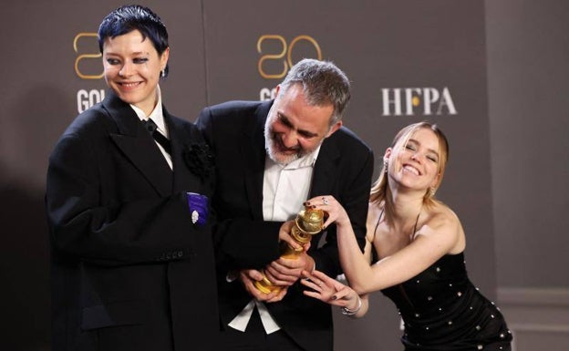 Emma D'arcy, Miguel Sapochnik y Milly Alcock, con el Globo de Oro. 