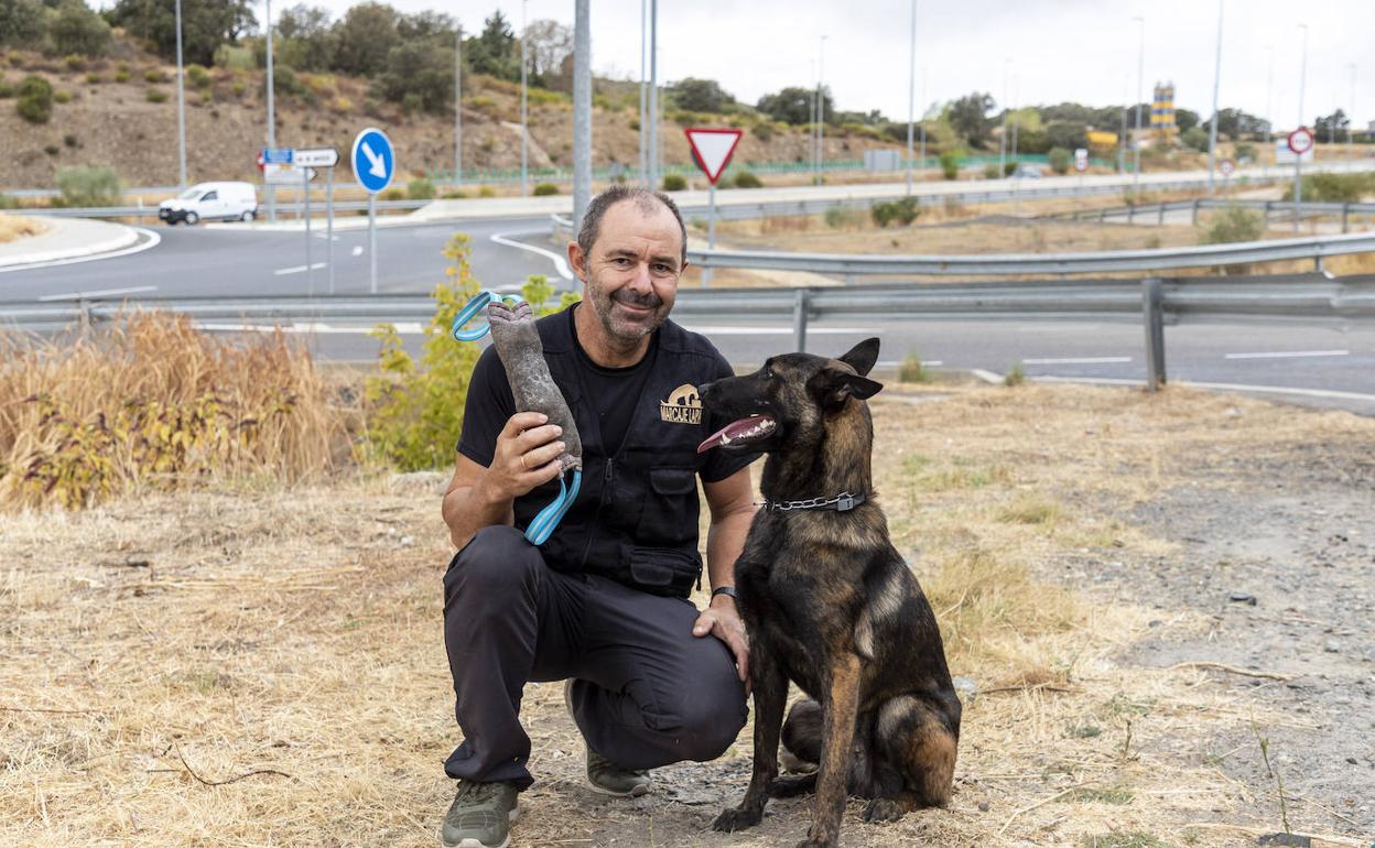 Juan Carlos Gutiérrez con Crash durante un entrenamiento este verano. 