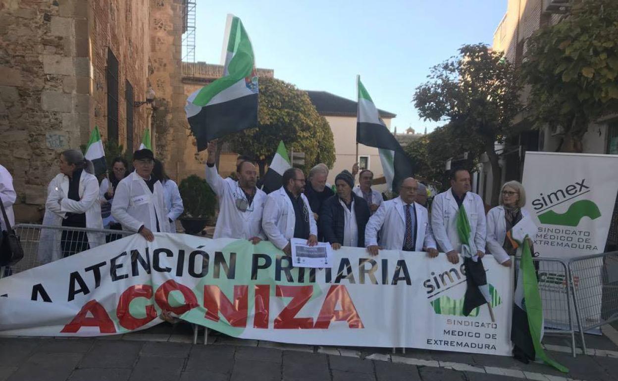 Imagen de archivo de una de las concentraciones que han realizado los médicos frente a la Asamblea de Extremadura. 