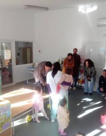 Imagen secundaria 2 - Momentos en que la comitiva visita ambas aulas escolares. 