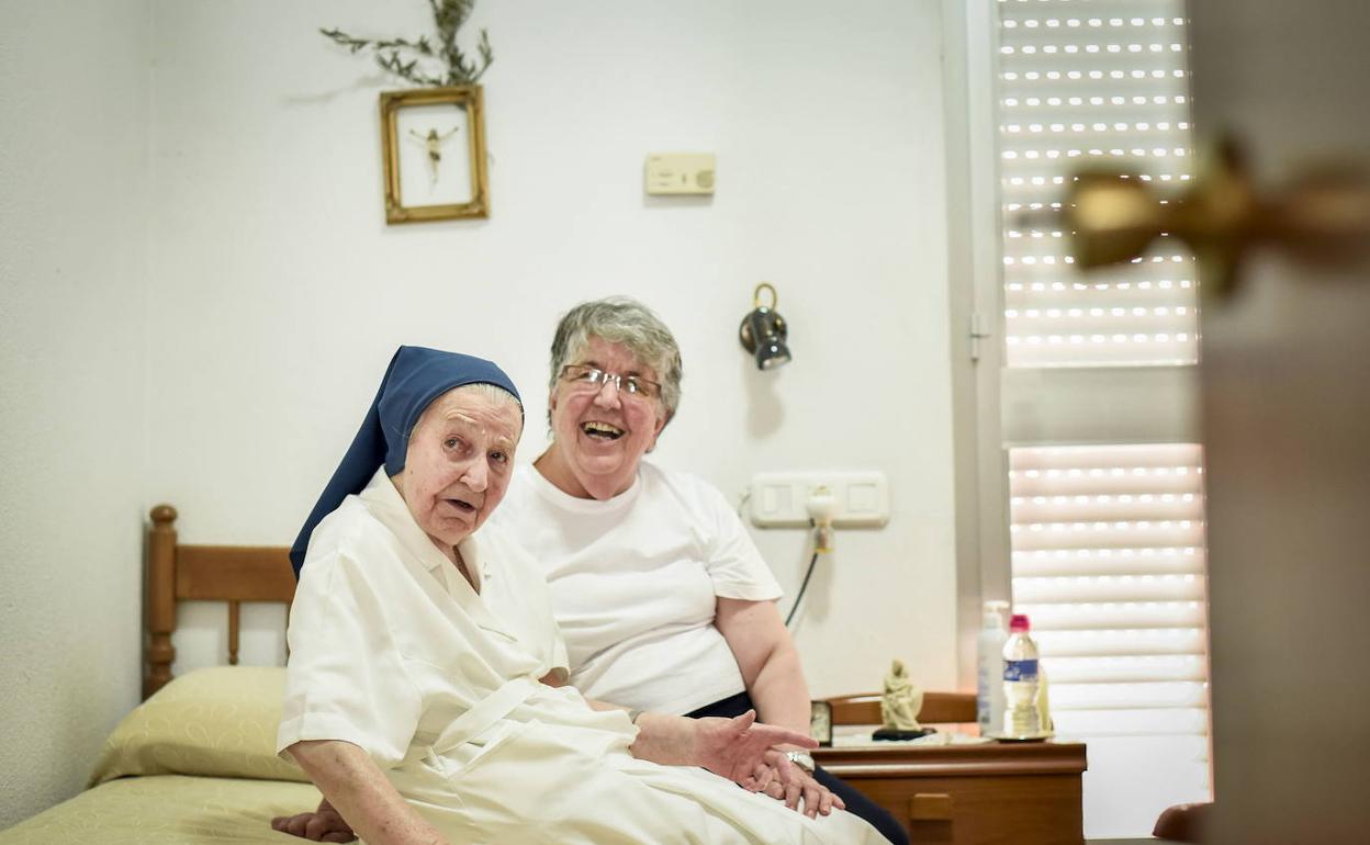 Sor Cristina Arana, en primer término, cuando supo que su labor sería reconocida con la Medalla de Extremadura. 