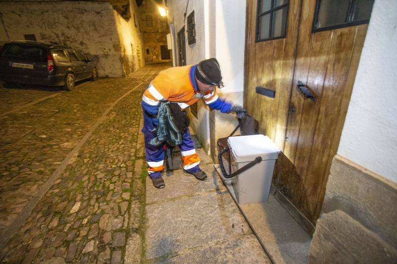 Fotos: Arranca la recogida de basura puerta a puerta en el casco viejo de Cáceres