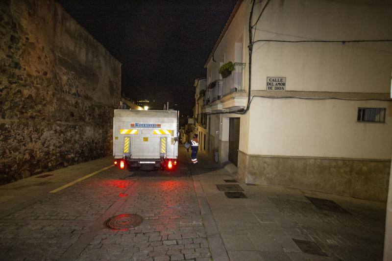 Fotos: Arranca la recogida de basura puerta a puerta en el casco viejo de Cáceres