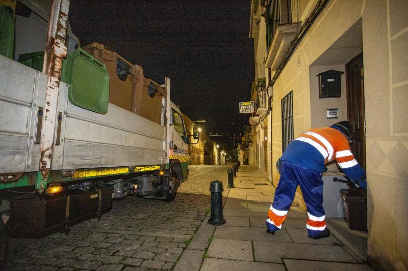 Fotos: Arranca la recogida de basura puerta a puerta en el casco viejo de Cáceres