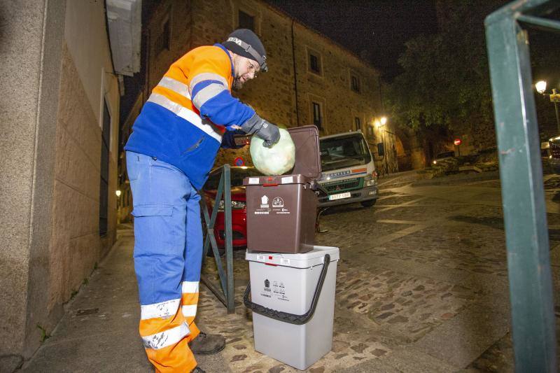 Fotos: Arranca la recogida de basura puerta a puerta en el casco viejo de Cáceres