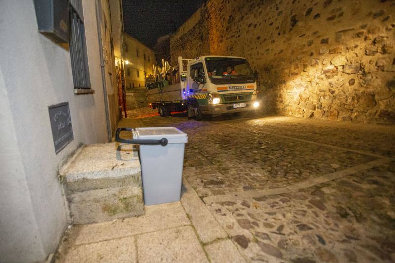 Fotos: Arranca la recogida de basura puerta a puerta en el casco viejo de Cáceres