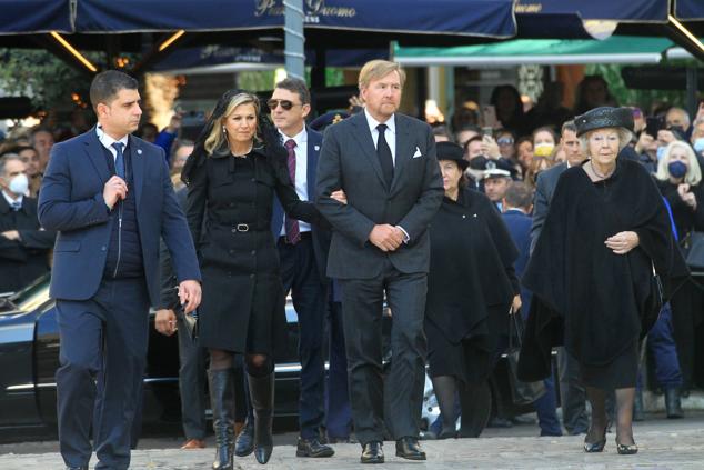 Los reyes de los Países Bajos, Guillermo Alejandro y Máxima, junto a doña Beatriz, llegan a la Catedral Metropolitana de Atenas. 