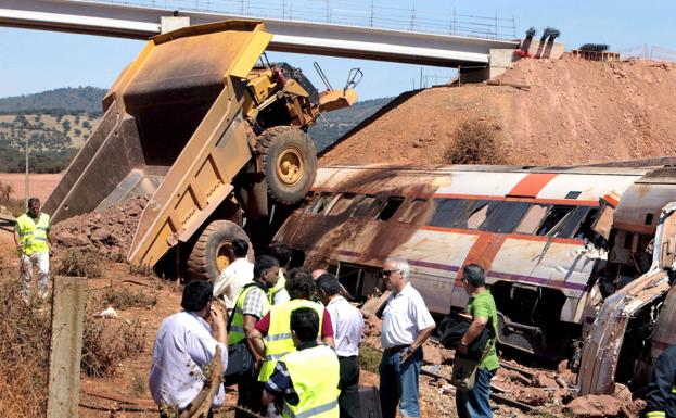 Camión dumper que trabajaba en la obra del AVE se empotró contra un tren en el término municipal de Carmonita. 