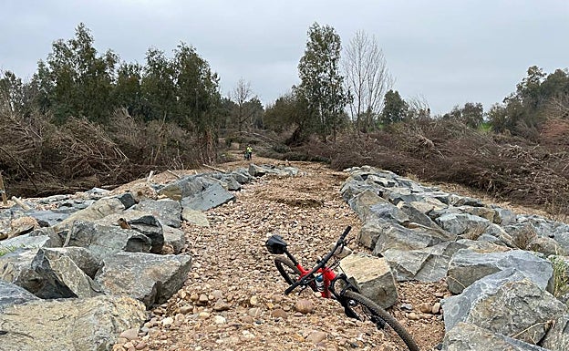Vial de acceso desde la pasarela hasta el camino de Confederación, que llega hasta la confluencia del Caya con el Guadiana. 