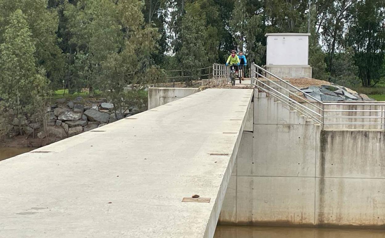 Pasarela del Guadiana, a la altura de la charca de los Pollos, sin barandillas de la mitad a la margen derecha. 