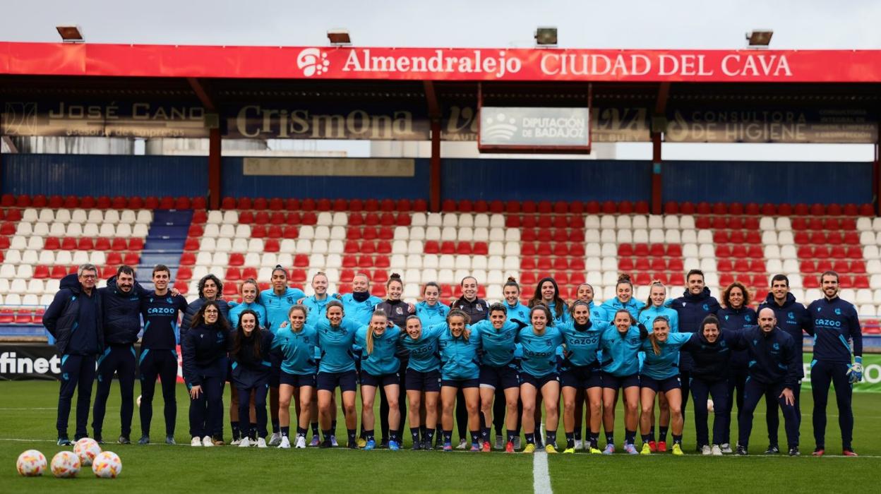 La expedición del conjunto donostiarra posa en el césped del Francisco de la Hera. 