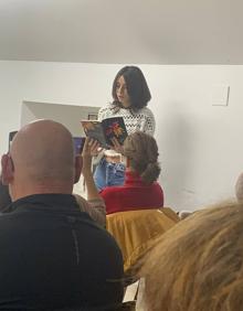 Imagen secundaria 2 - El calamonteño Jesús Collado presentó en la biblioteca &#039;Anarquía de un poeta del tres al cuarto&#039;