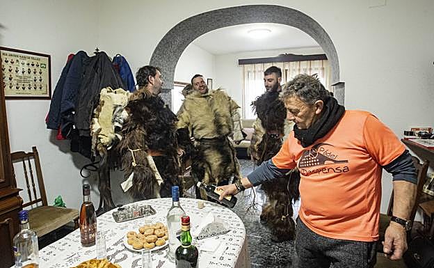 Preparativos en la casa de una de las Carantoñas el pasado año.