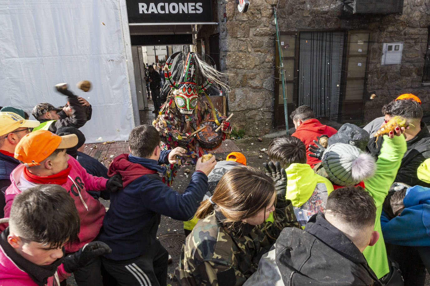 Fotos: Fiestas de Extremadura: Jarramplas vuelve a recibir una lluvia de nabos en Piornal