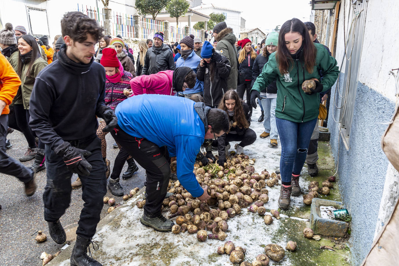 Fotos: Fiestas de Extremadura: Jarramplas vuelve a recibir una lluvia de nabos en Piornal