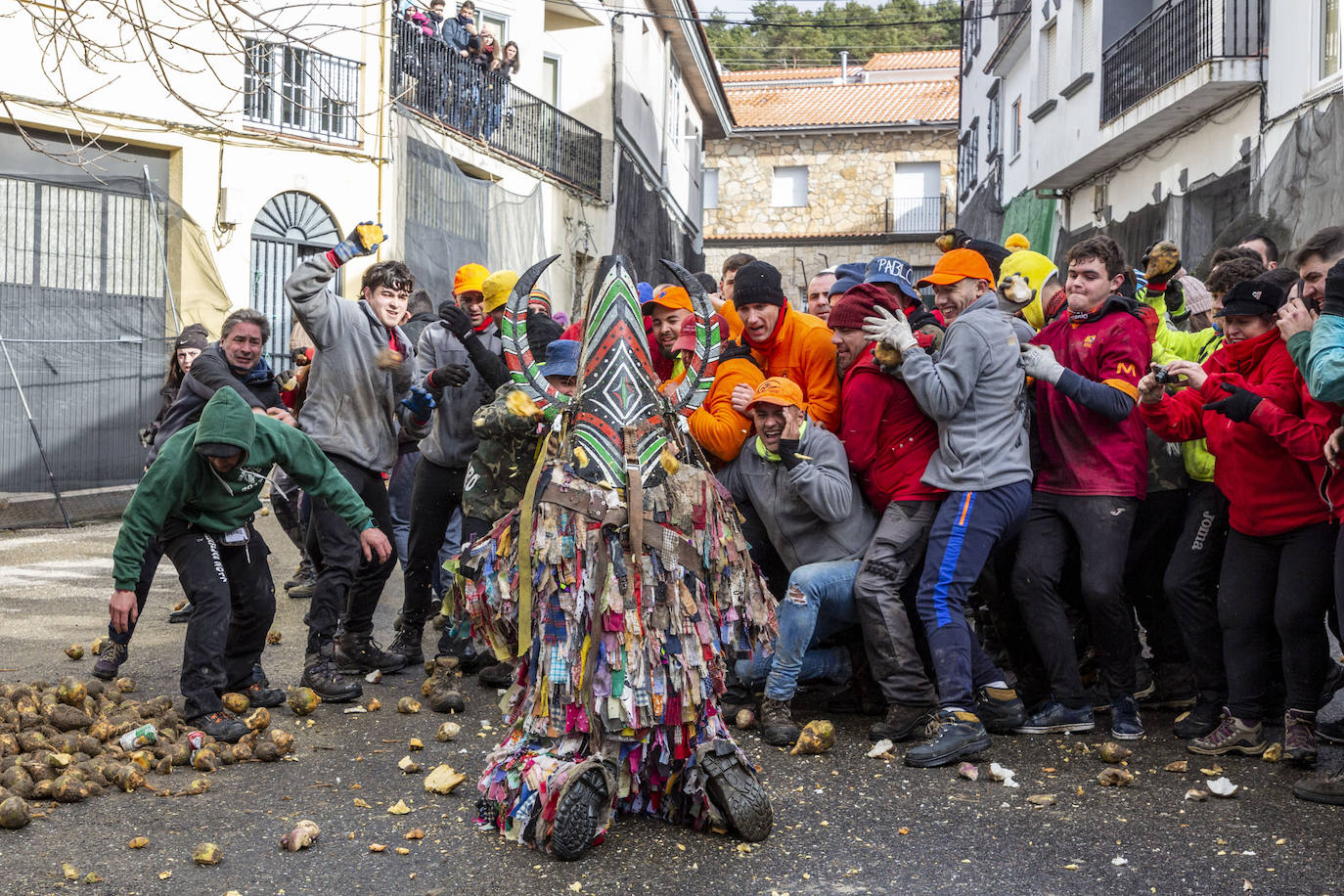 Fotos: Fiestas de Extremadura: Jarramplas vuelve a recibir una lluvia de nabos en Piornal