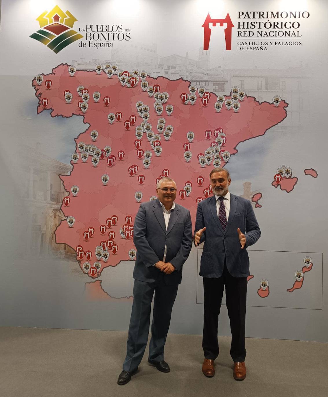 Imagen secundaria 2 - Arriba, asistentes a la presentación de la oferta turística de la provincia de Badajoz. Abajo, a la izquierda, el alcalde durante una entrevista en Onda Cero. A la derecha, el primer edil junto a Javier Fitz-James Stuart Soto, presidente de la Red Nacional de Castillos y Palacios de España. 