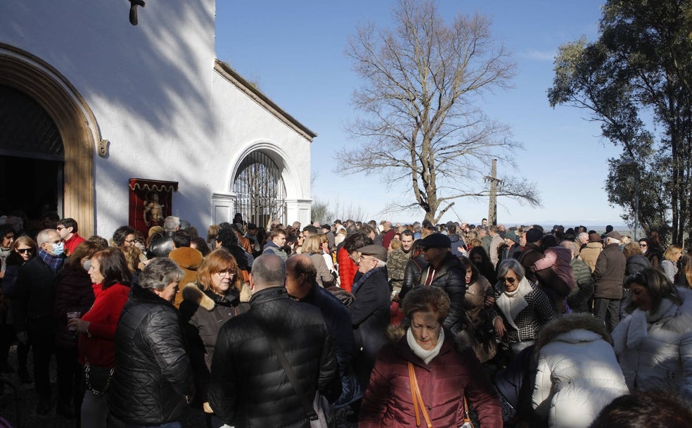 Celebración de la fiesta durante la mañana del domingo junto a la ermita. 