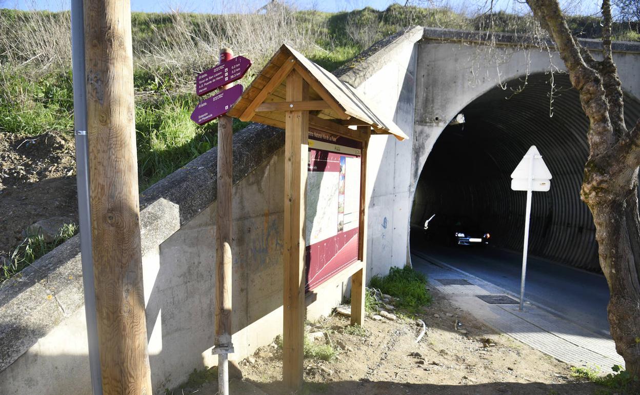 Señalética ya instalada en el inicio de la vía verde en Plasencia. 