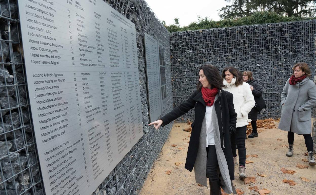 Panel con los nombres de los desaparecidos, en el cementerio de Orduña (Vizcaya).