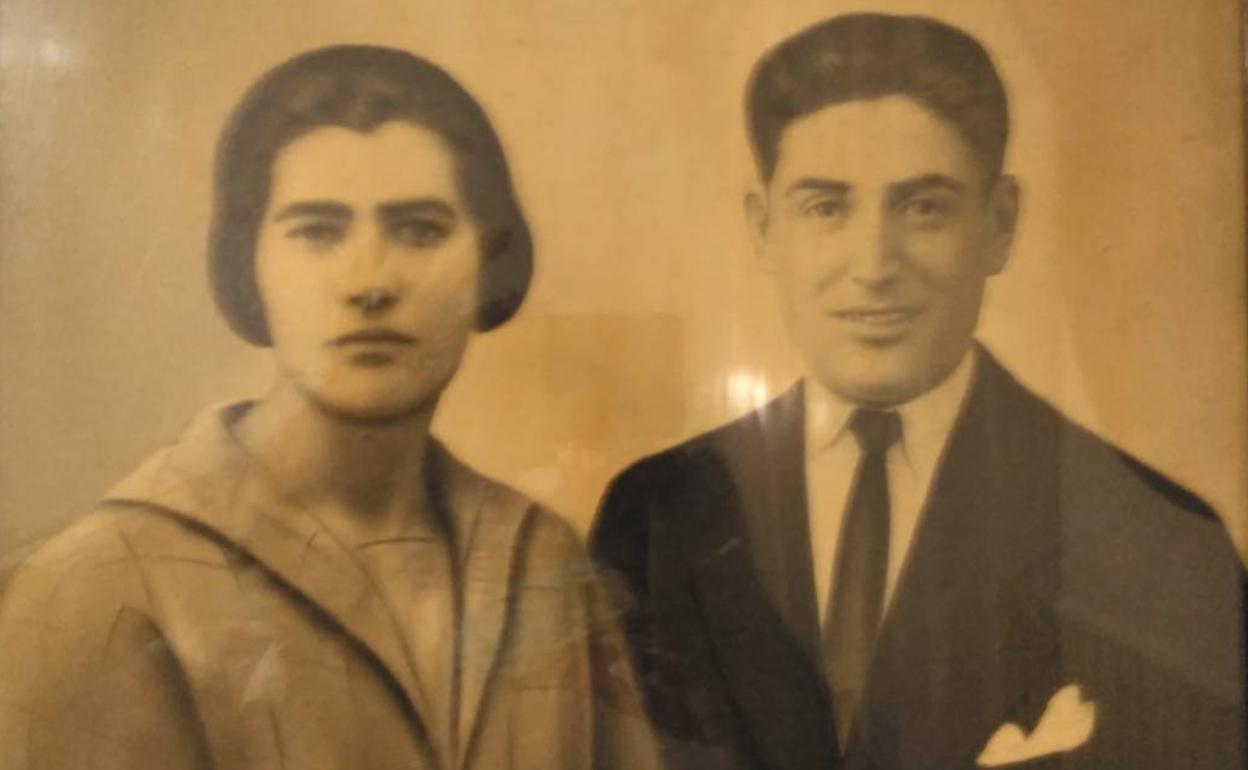 Emilio Aranda López, junto a su mujer, Manuela Nieto Romero. La pareja se casó y residía en Mérida, y tuvo cinco hijos (Emilio, Celedonio, Salvadora, Salvador y Francisco).