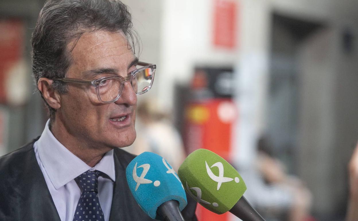 Ángel Luis Aparicio, abogado defensor del acusado. 