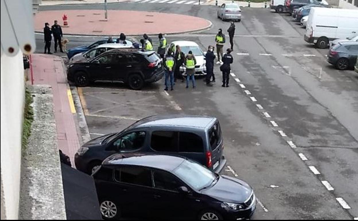 Varios policías en la calle posterior al portal del detenido en Miranda de Ebro por el envío de las cartas bomba.