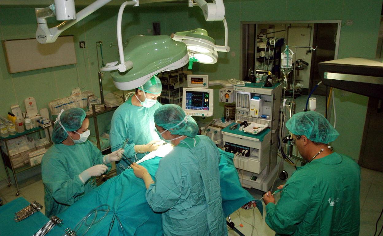 Imagen de archivo de varios profesionales médicos durante una operación en el hospital de Plasencia.