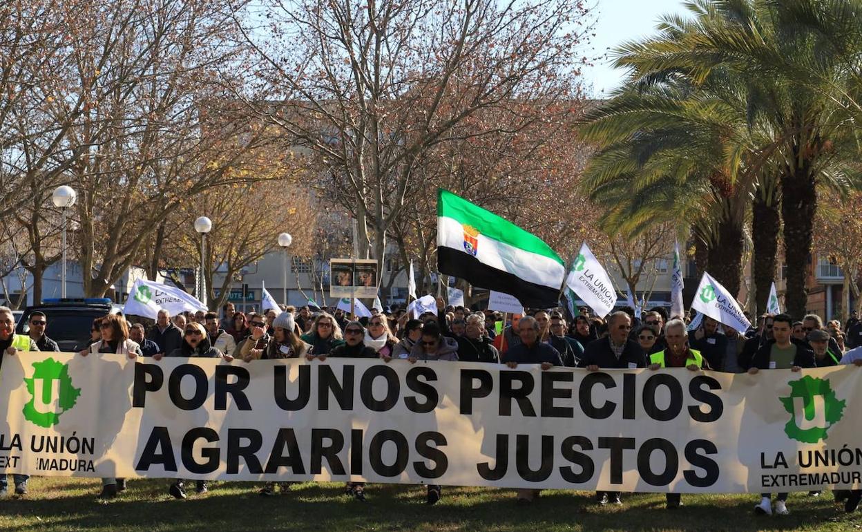 Los manifestantes convocados por La Unión de Extremadura frente a las puertas de Feval.