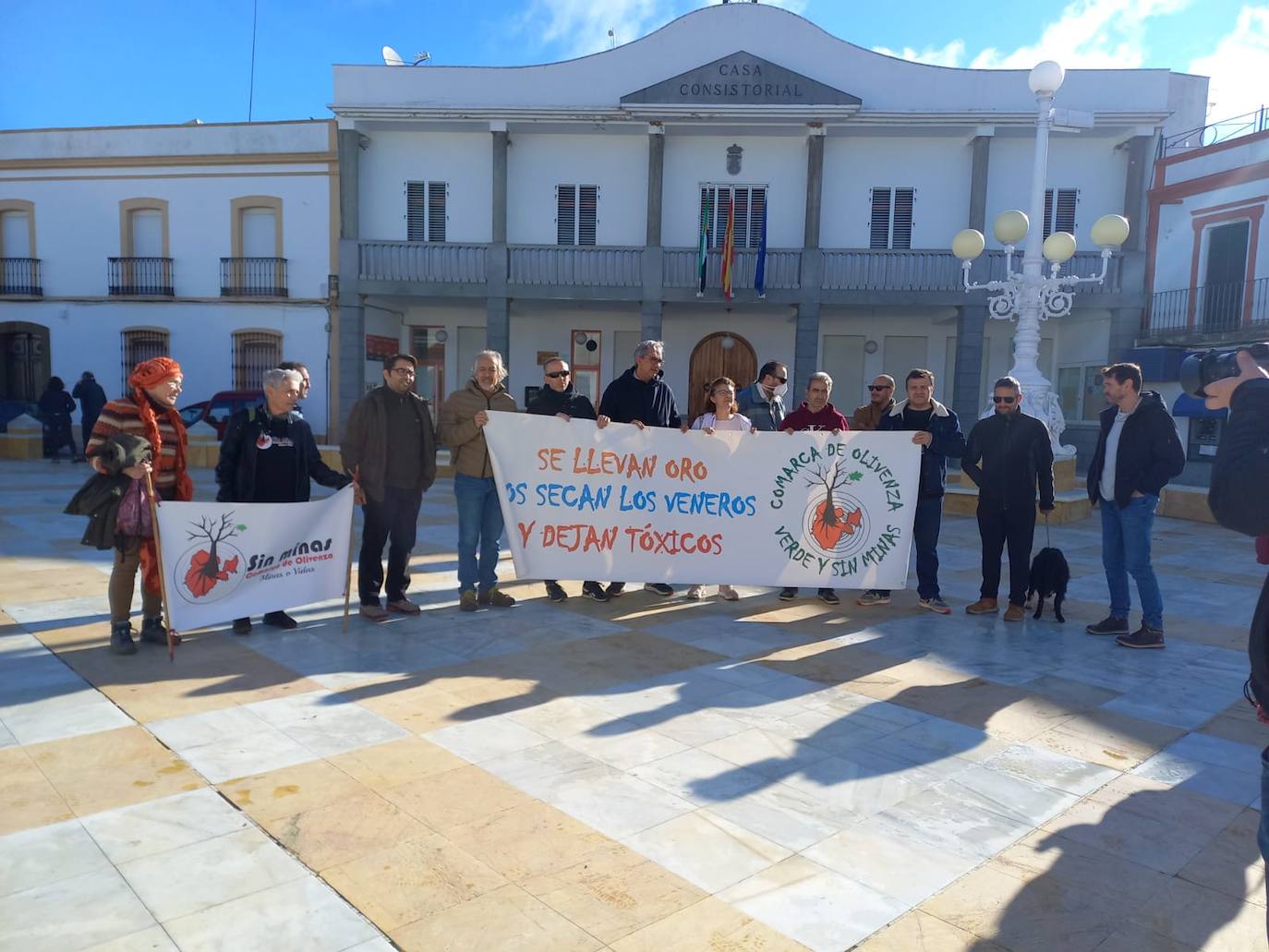 Joaquín Macías, junto a miembros y activistas de las plataformas antiminas, frente al Ayuntamiento de Alconchel. 