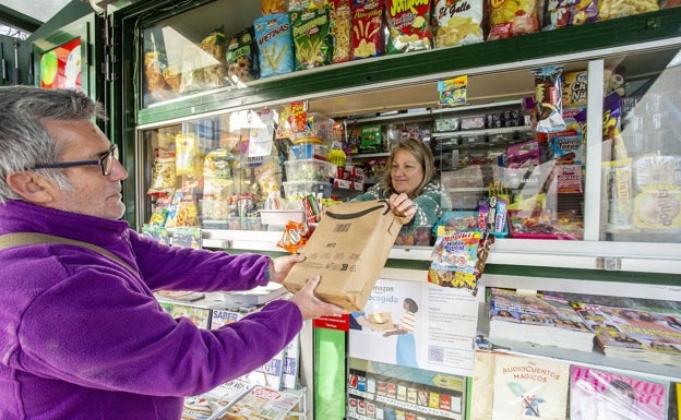 Ester García entrega un paquete de Amazon, una operación que repite 15 veces al día. 