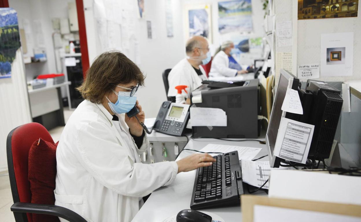 Auxiliares administrativos, con una ratio de más de 3.000 pacientes, en un centro de salud de Cáceres. 