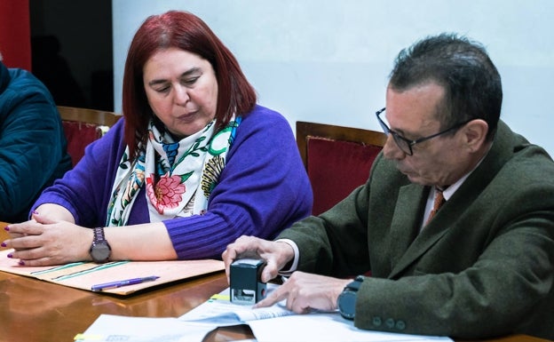 Firma del contrato de gestión forestal, el pasado día 17 en Descargamaría, con la consejera Begoña García Bernal y José Ignacio Delgado, presidente de la Asociación de Propietarios Forestales del Valle del Árrago.