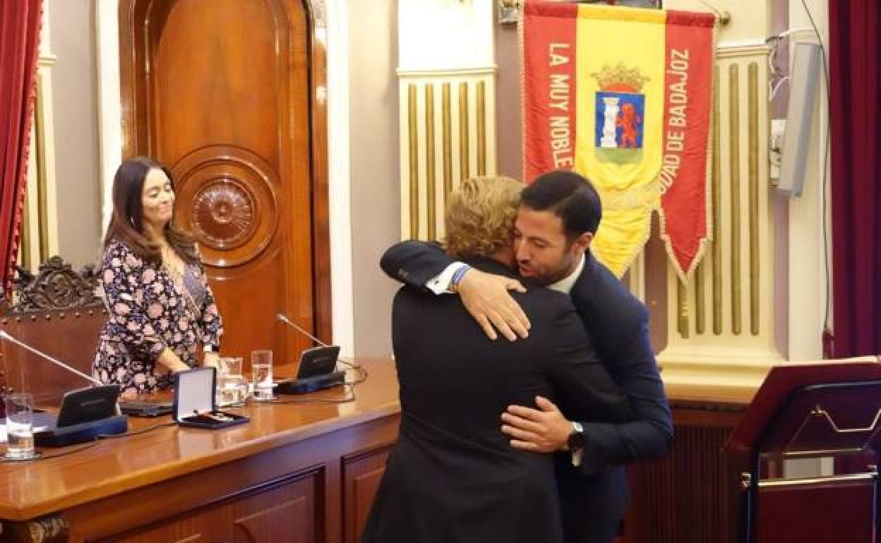 Pizarro recibe la felicitación del alcalde el día en que tomó posesión de su cargo en septiembre. 