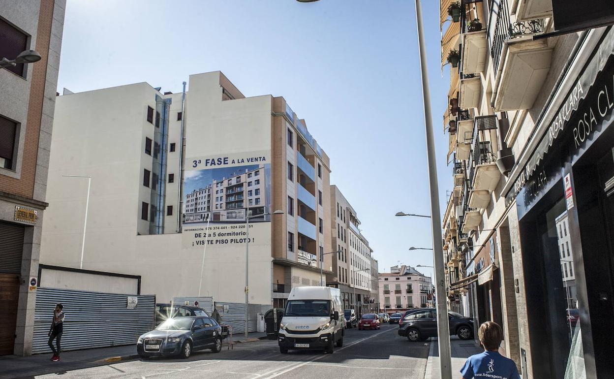 Calle Prim, donde el Ayuntamiento habilitará un aparcamiento en superficie junto a la oficina de Oramba. 