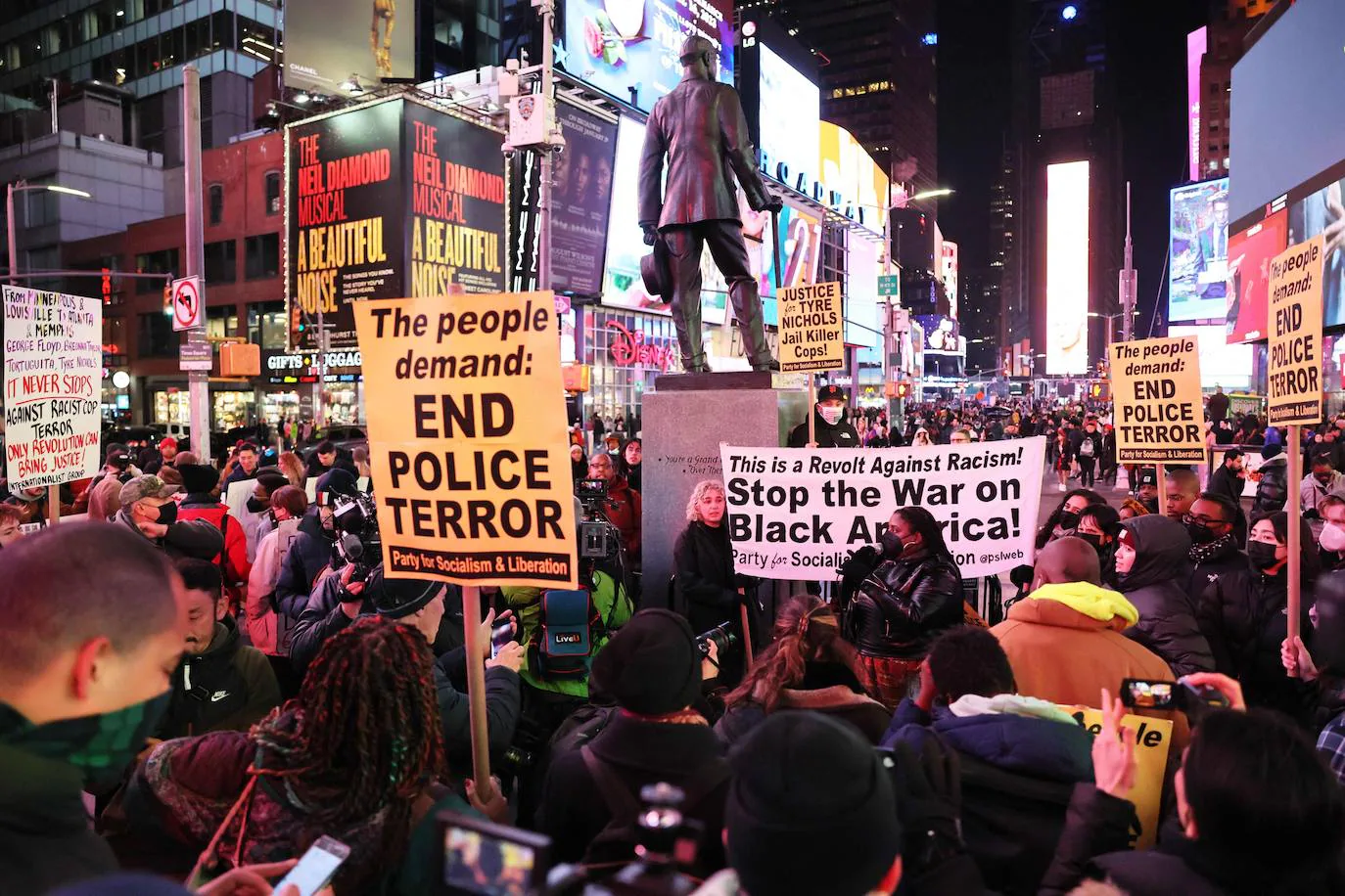 Multitudinaria protesta en Times Square (Nueva York) por la muerte a manos de la Policía del afroamericano Tyre NIcholson.