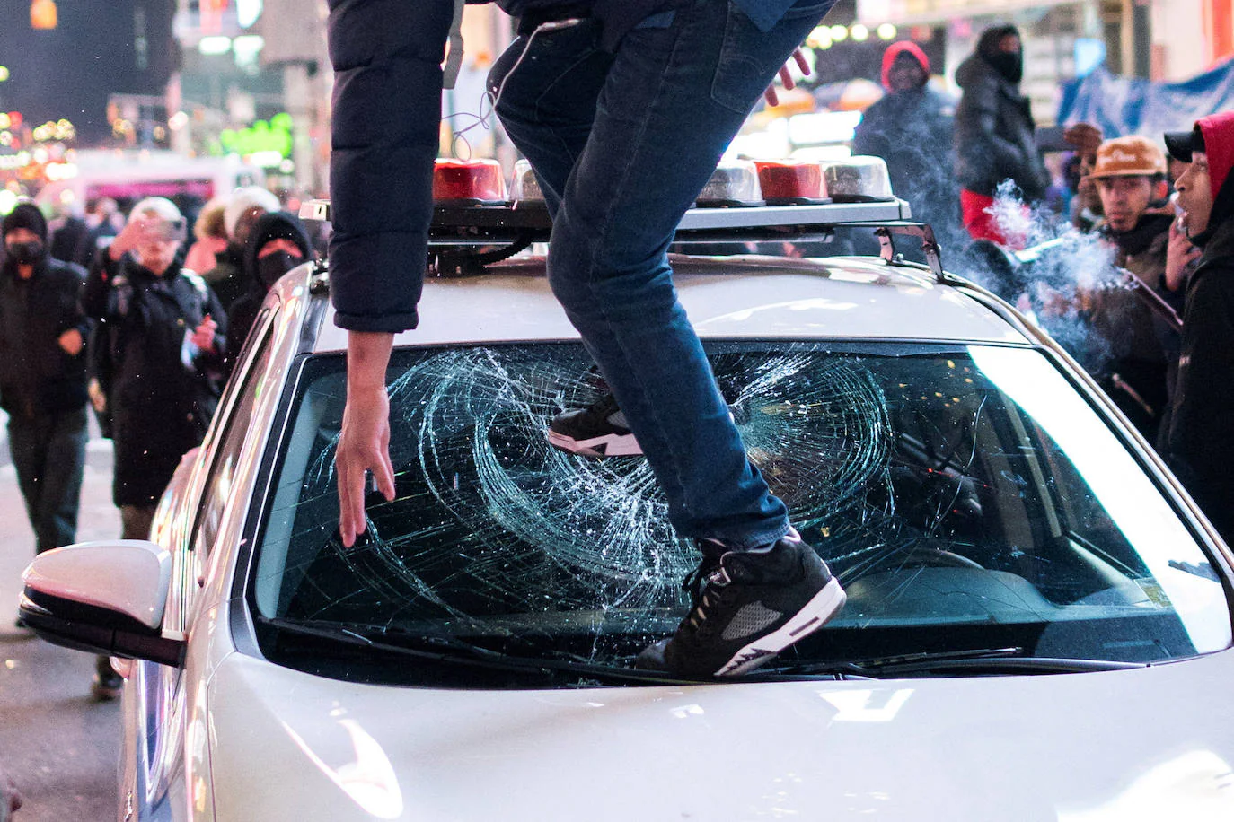 La rotura de la luna de un coche policial, único incidente registrado hasta el momento en las protestas.