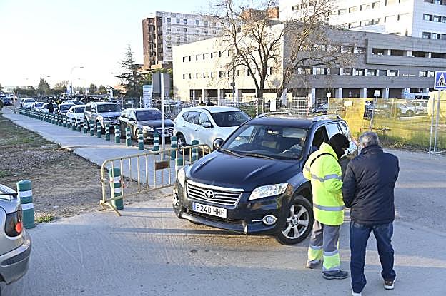 Cola de coches para acceder a uno de los aparcamientos temporales. 