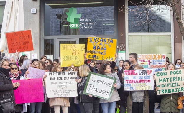 Enfermeras y técnicos en cuidados auxiliares de enfermería de Cáceres haciendo una cacerolada este lunes en la puerta del edificio de Gerencia del SES. 