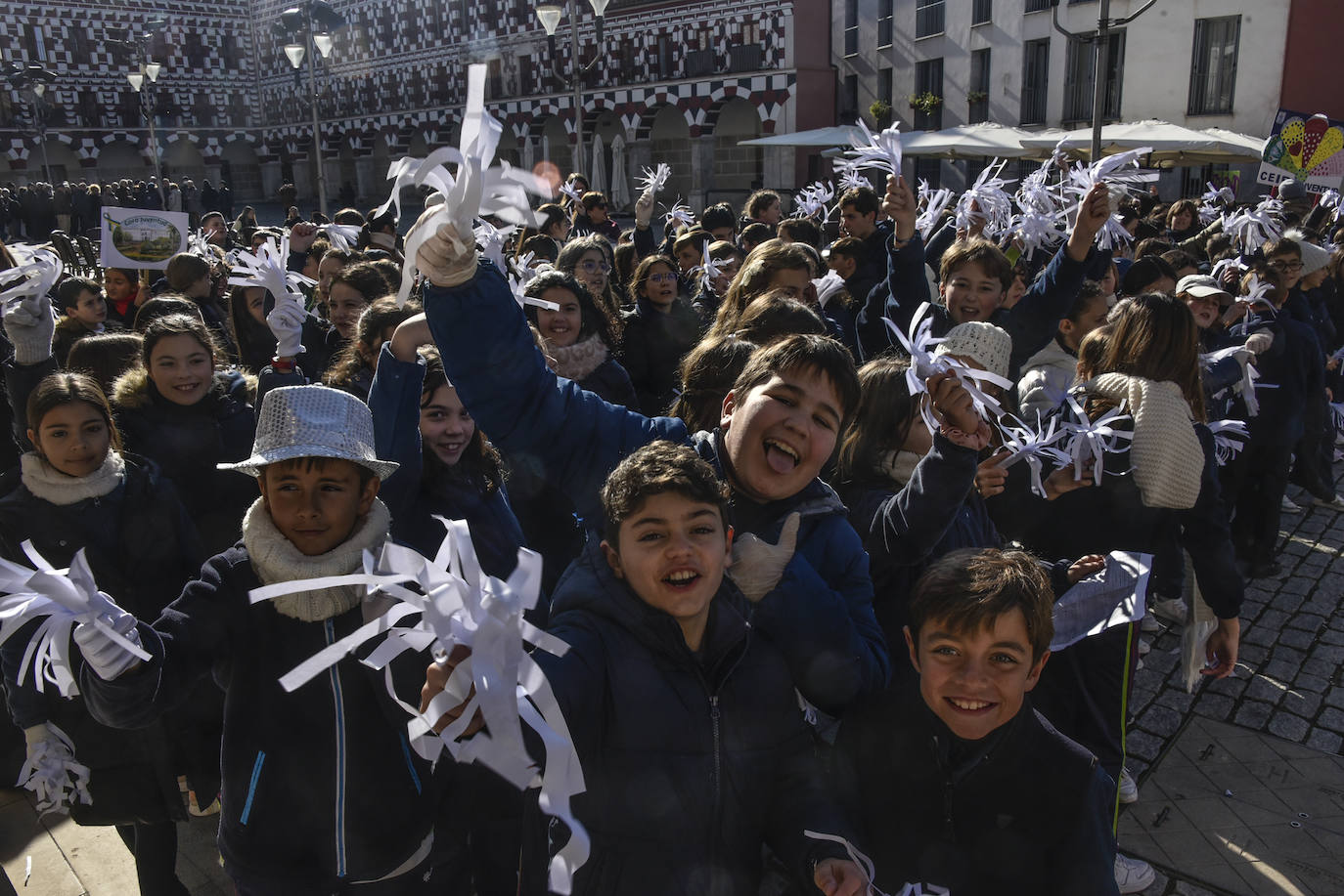 Fotos: Cientos de niños se reúnen en la Plaza Alta por la paz