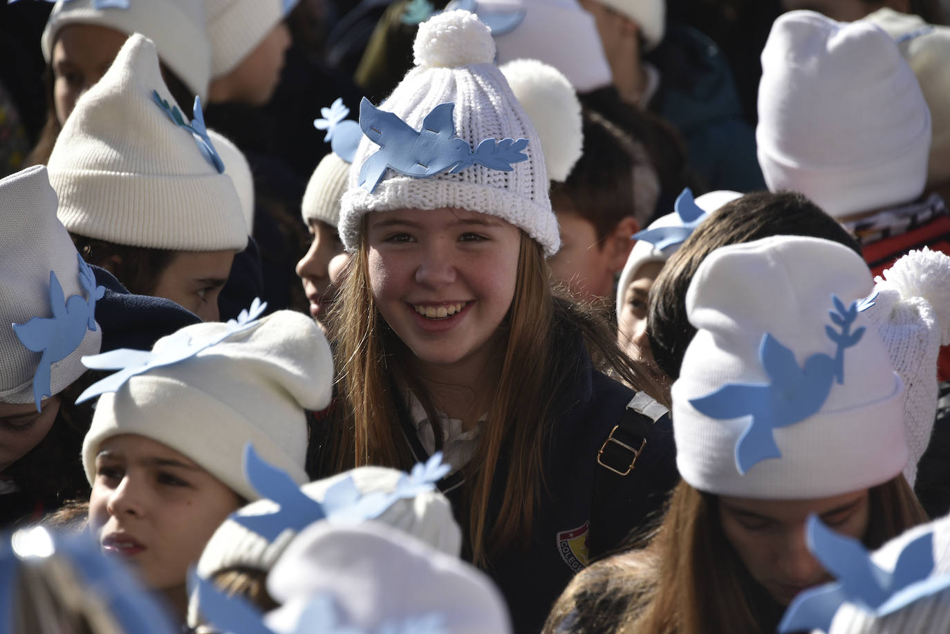 Fotos: Cientos de niños se reúnen en la Plaza Alta por la paz