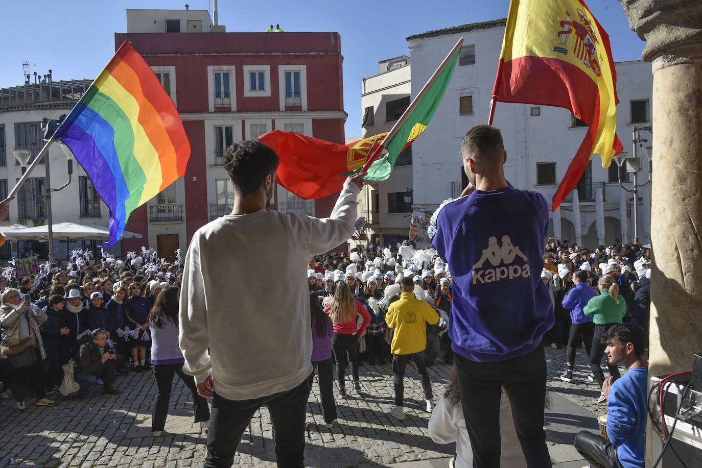 Fotos: Cientos de niños se reúnen en la Plaza Alta por la paz