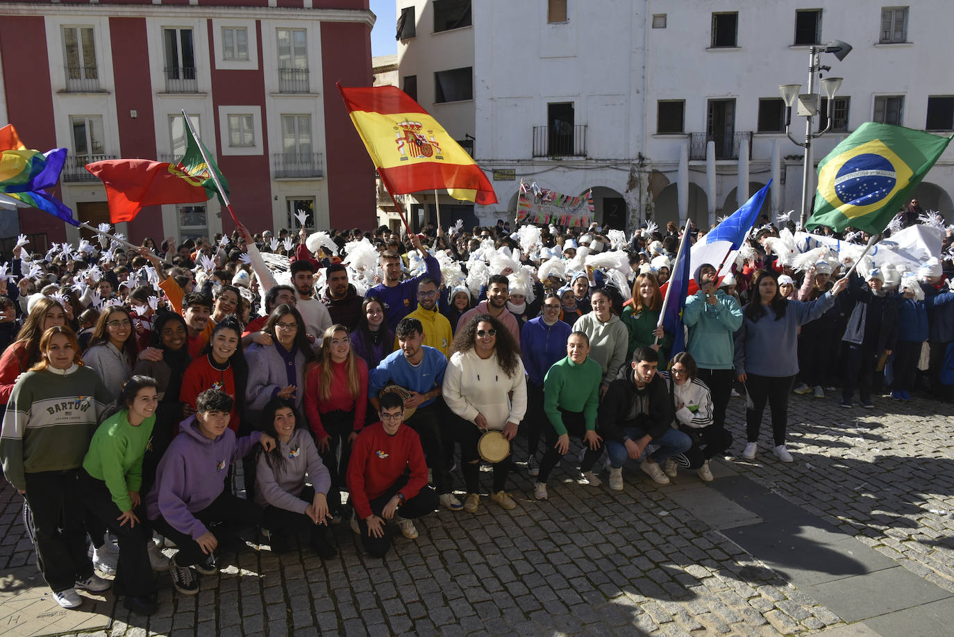 Fotos: Cientos de niños se reúnen en la Plaza Alta por la paz