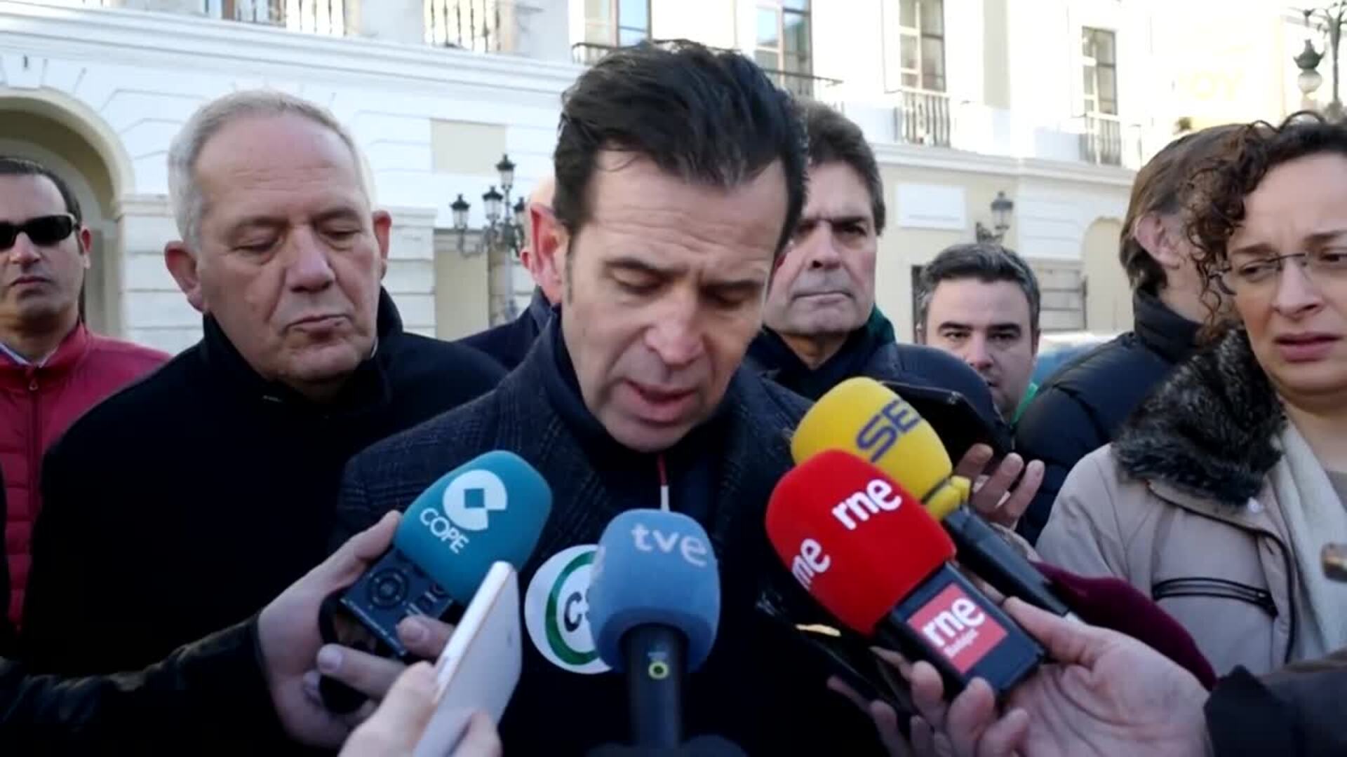 Los policías de Badajoz llegan a las puertas del pleno para reclamar la subida salarial