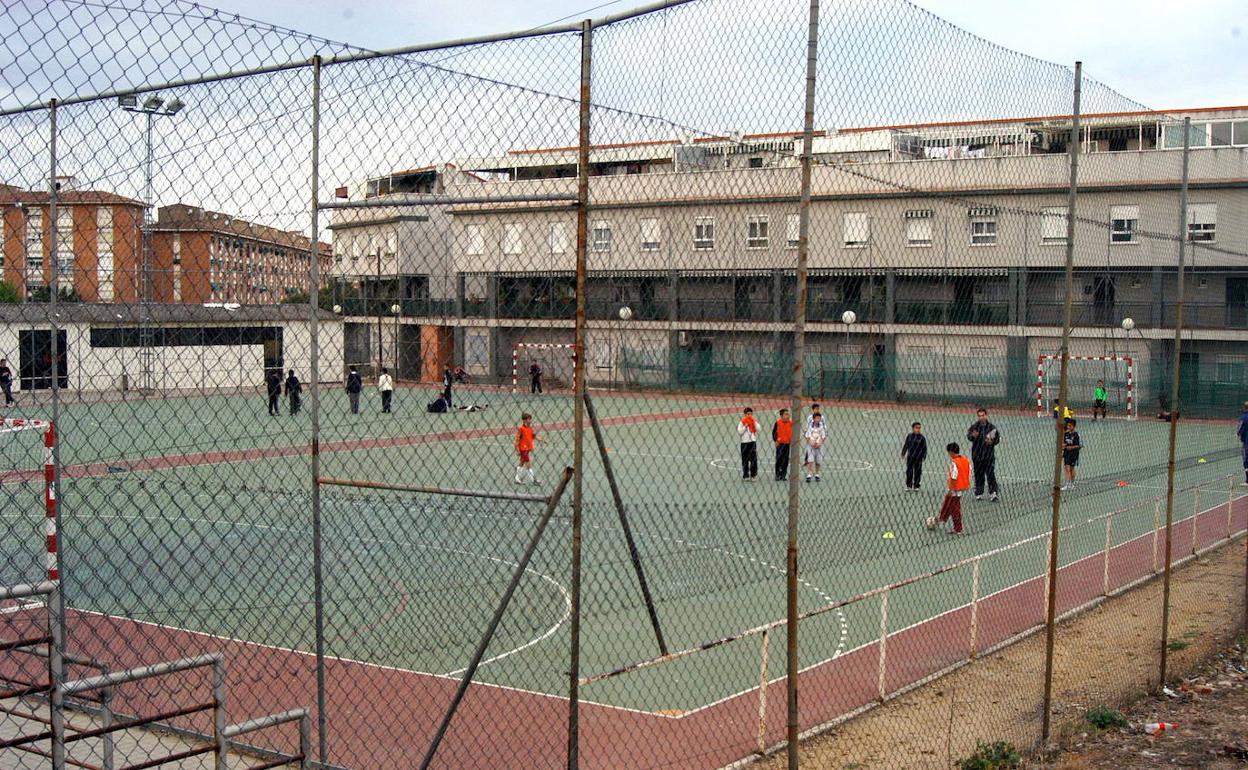 Pista deportiva de Pardaleras, donde el Ayuntamiento sacará a concurso un concurso para su apertura y cierre.