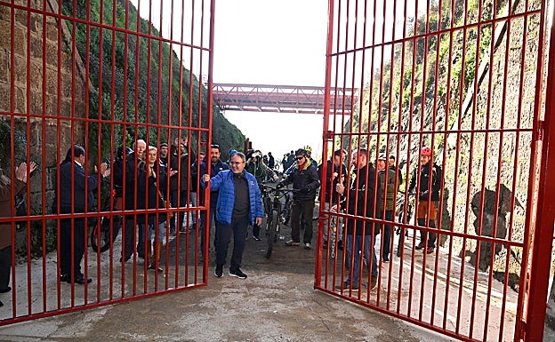 Apertura oficial de las puertas del túnel de San Lázaro, cerrado desde 2005. 