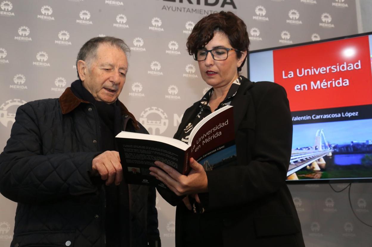 Valentín Carrascosa López muestra el libro a la delegada Susana Fajardo. 